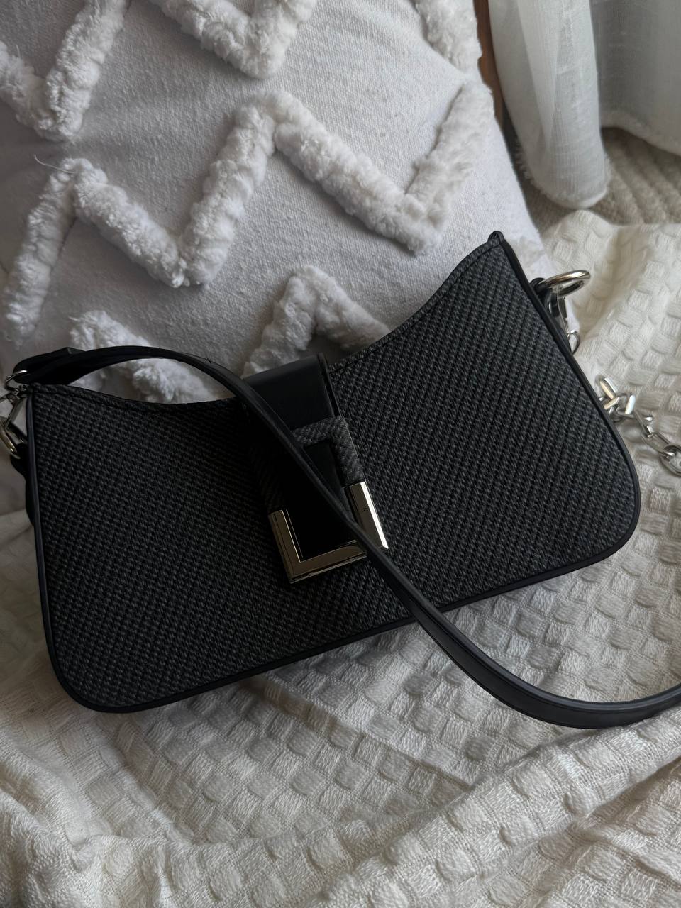 هي في حقيبة وشاح